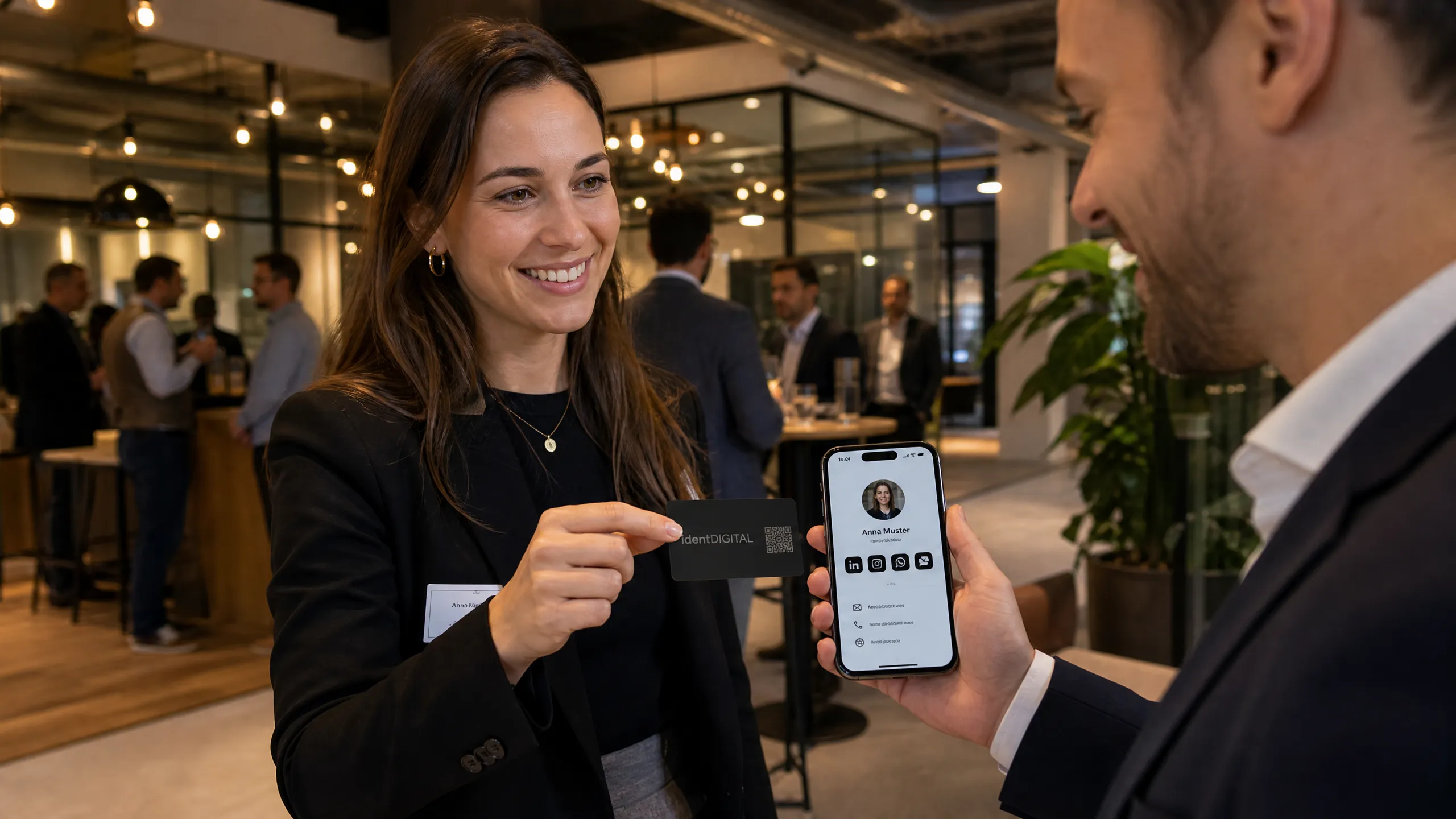 Geschäftsfrau teilt ihre identDIGITAL Visitenkarte per NFC an einem Networking-Event